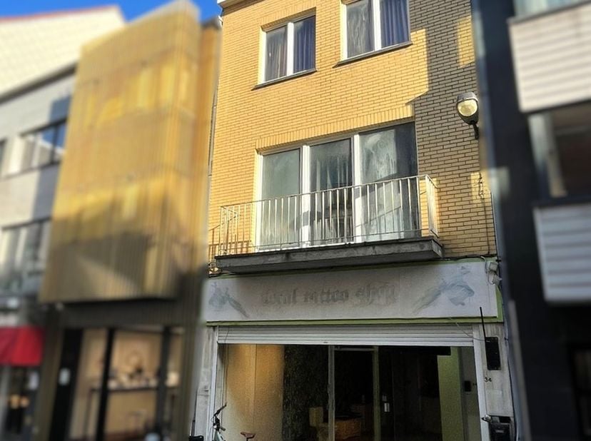 <br />
Op een uitstekende ligging in het hart van Blankenberge vindt u dit pand boordevol mogelijkheden, bestaande uit een handelsgelijkvloers en een