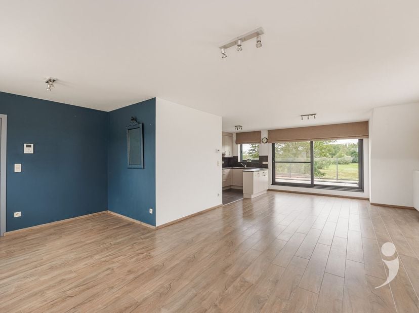 Dit prachtige appartement, gebouwd in 2011, combineert comfort, ruimte en een uitstekende ligging. Met een bewoonbare oppervlakte van 108 m² biedt dez
