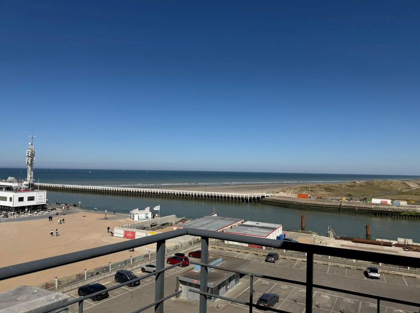 Op een toplocatie in Nieuwpoort bieden wij dit gemeubelde appartement te huur aan. Gelegen op wandelafstand van zee, winkels en de havengeul combineer