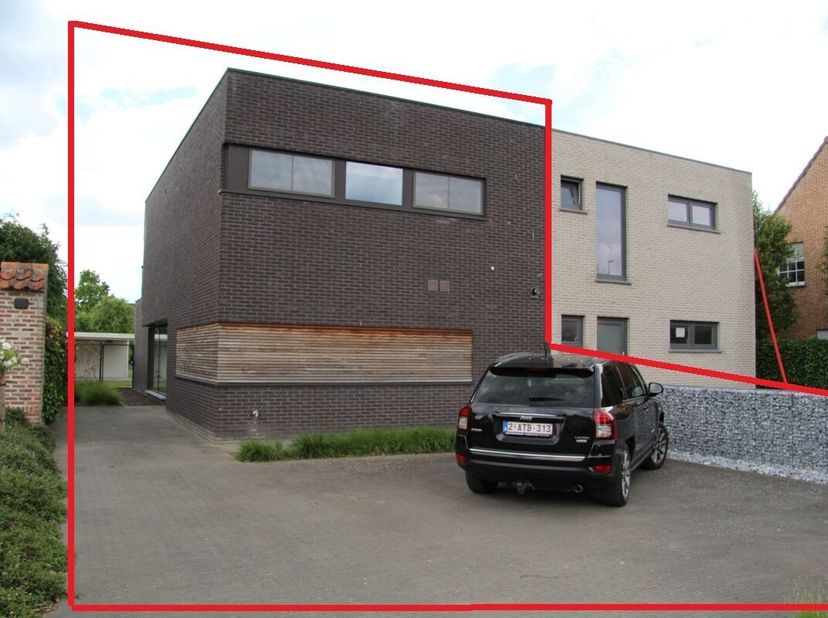 Deze  woning bestaat uit een (zij) inkom met trap, een apart toilet, bureau aan de straatzijde, een grote living (48m²) met volledig geïnstalleerde op