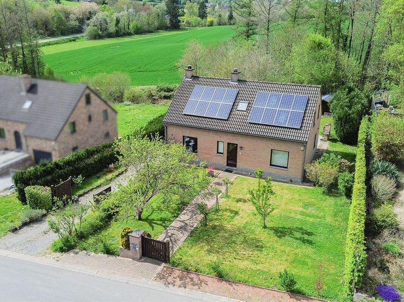 Gelegen in de rustige, gewilde wijk Beau Vallon in Profondeville, geniet dit huis met 4 gevels van een aangename omgeving, ideaal voor het gezinsleven