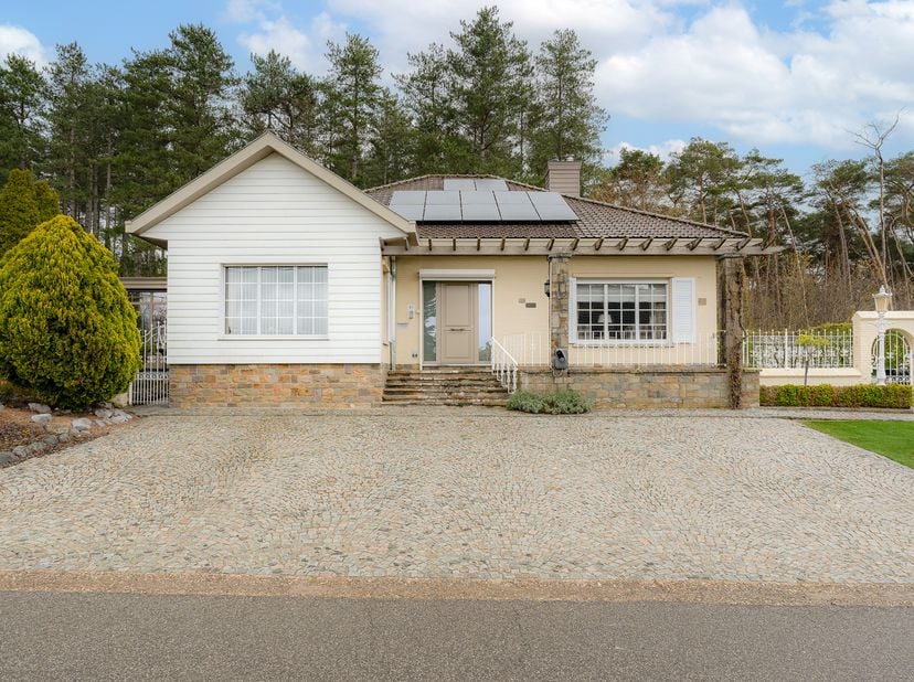Au cœur d’Averbode, dans un cadre central et verdoyant, découvrez cette villa soignée offrant une belle sensation d’espace, une large allée et un jard