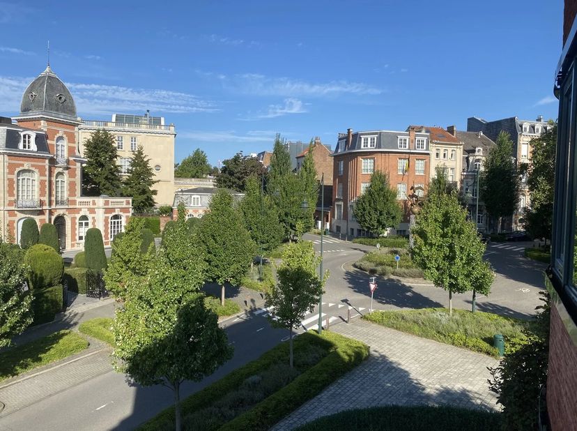 Chant d'Oiseau : duplex-penthouse nabij Montgomery genietend van prachtige zichten op de Vogelzang-wijk. Dit aangenaam appartement van 195 m² is geleg