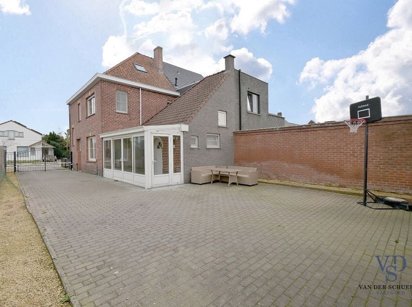 Deze woning biedt comfort en functionaliteit.<br />
Via de voordeur komt u binnen in de inkomhal, die enerzijds toegang geeft tot de leefruimte en and