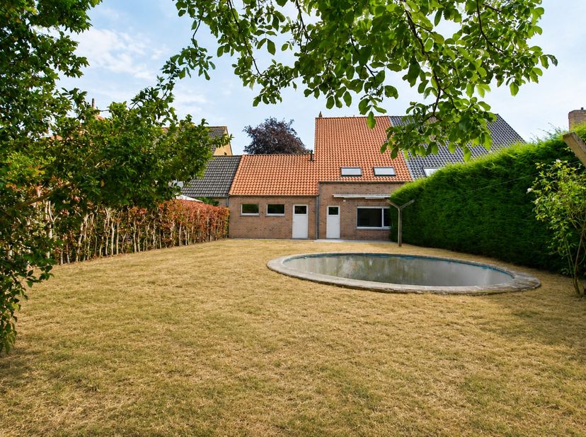 Deze GROTE gezinswoning met grote tuin op 475m² is centraal gelegen, vlakbij het centrum van Assebroek. De bewoonbare oppervlakte bedraagt maar liefst