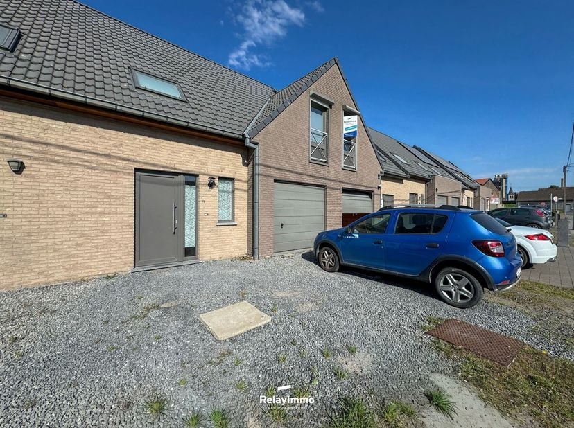 Très belle maison mitoyenne de construction récente d'une surface habitable de +/- 100 m2 (hors garage) avec trois chambres et érigée sur un terrain d