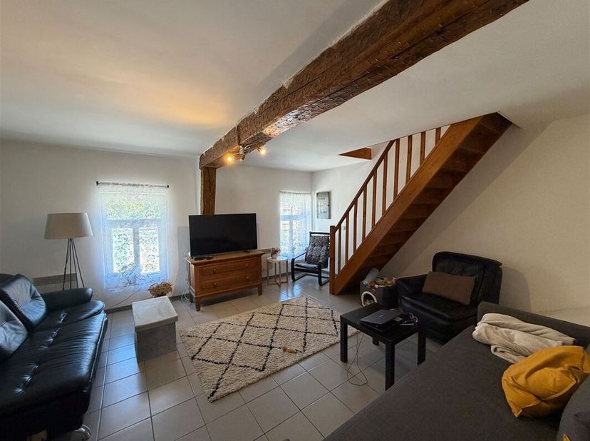 Prachtig duplexappartement met 2 slaapkamers, gelegen in het hart van Quiévrain. <br />
Het appartement bestaat uit: een woonkamer van 23 m², een gede