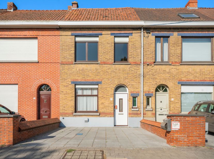 Te renoveren woning met tuin te koop in Rekkem<br />
Je betreedt de woning via de inkomhal, die rechtstreeks toegang biedt tot de leefruimte met zitho