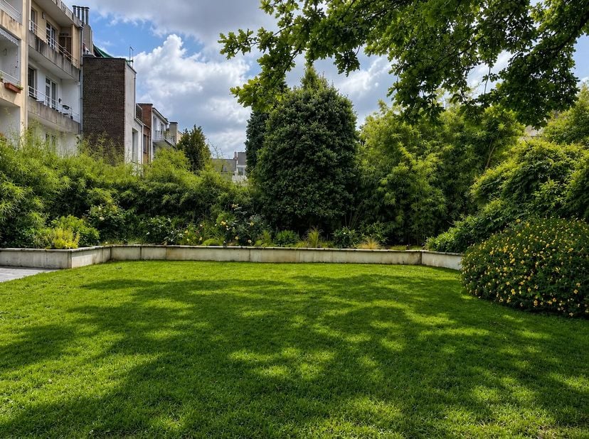 Située non loin du rond-point Montgomery, découvrez cette charmante maison de 1931 proposant 488m2 (selon PEB) et un grand jardin.<br />
Une fois le h