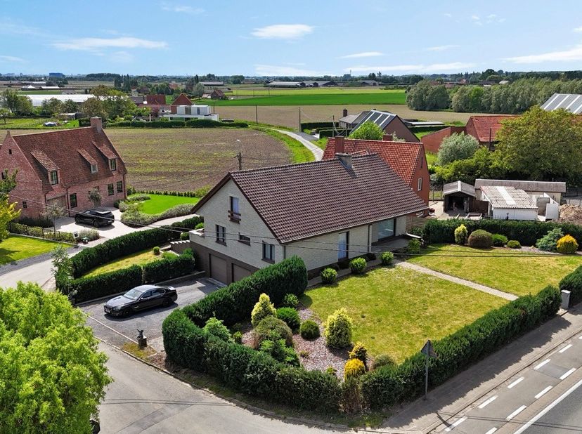 Op te frissen villa op ruim perceel van 1055 m².&amp;nbsp;<br />
<br />
Deze villa beschikt over een volledige onderkeldering van 150m2&amp;nbsp;&amp;nbsp;met dub