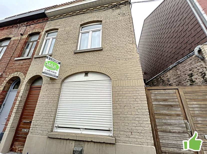 Joli appartement à louer à Mouscron avec 1 chambre, terrasse et jardin. Situé au RDC d'une résidence de 3 logements. <br />
Hall d'entrée avec wc, cha