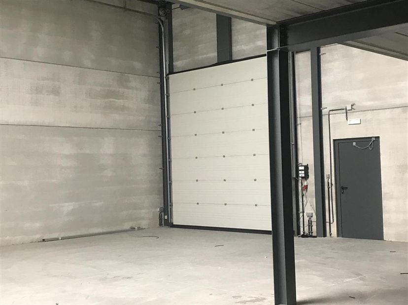 Recente opslagloods van 200m² gelegen op het industrieterrein 'Kleine Heide' in Meeuwen. Dit bedrijventerrein richt zich vooral op KMO's en ambachteli