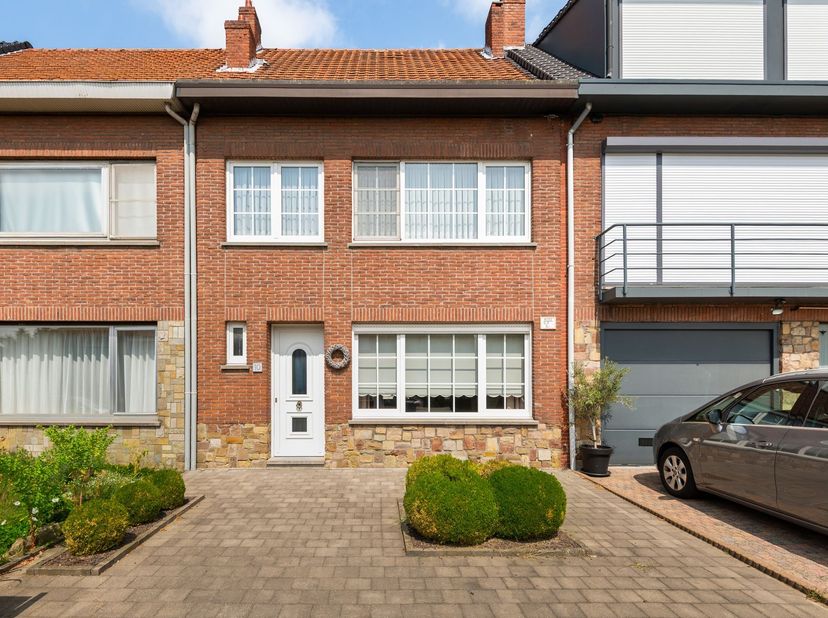 Leuke en goed onderhouden gezinswoning <br />
<br />
Ligging: zijstraat van de Oude Landen, rustige wijk, verkeersluw, nabij Ekeren-Donk en openbaar