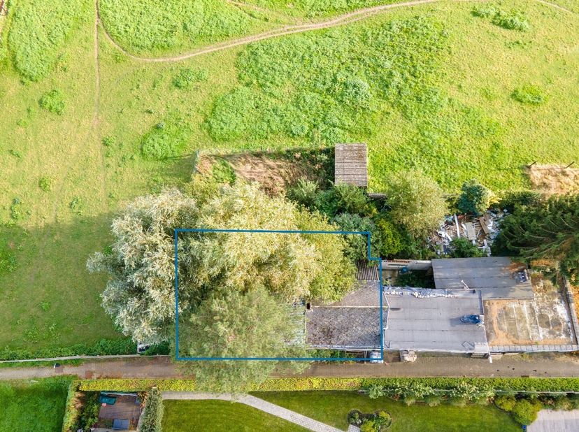 Deze eigendom is gelegen te Vlierzele, op het einde van de straat Morelgem en is omgeven door groen en rust. Het marktplein en bruisende centrum van S
