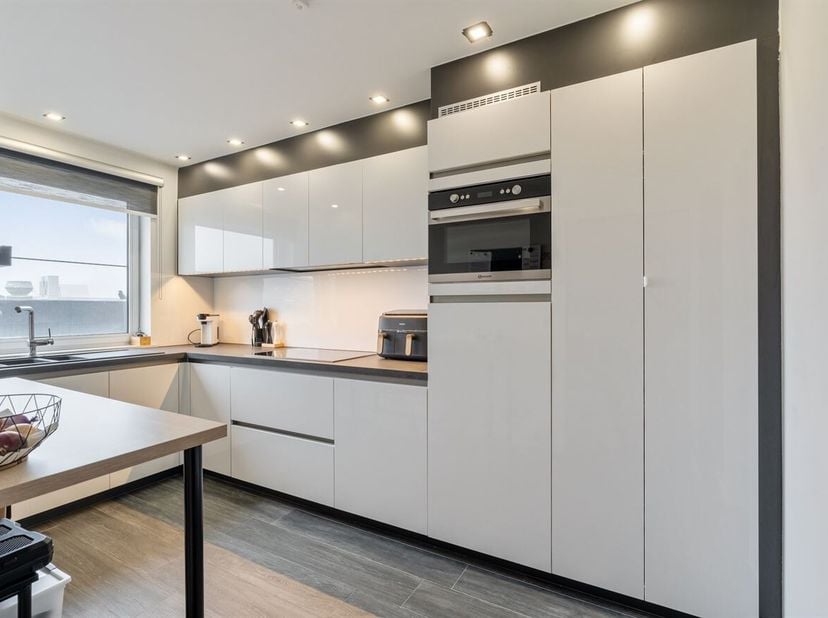 Cet appartement bien entretenu jouit d'une situation privilégiée à proximité de l'autoroute (E314 et N715), ce qui permet d'accéder facilement aux mun