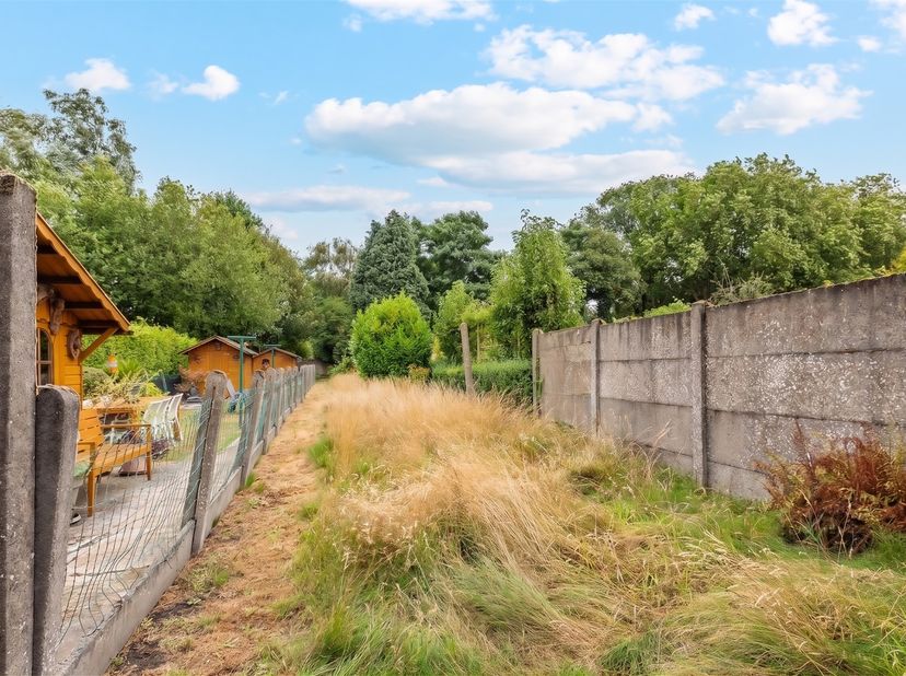 Op zoek naar een woning met potentieel? Dan is dit misschien wel uw kans!<br />
<br />
Deze te renoveren woning is gelegen nabij Nieuwkerken en vorm