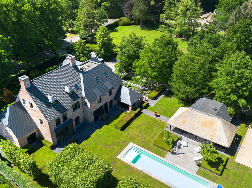 Magnifieke topklasse villa op een perceel van 8.042 m² gelegen in de meest unieke en begeerde laan van het residentiële Oud-Turnhout. De villa heeft e