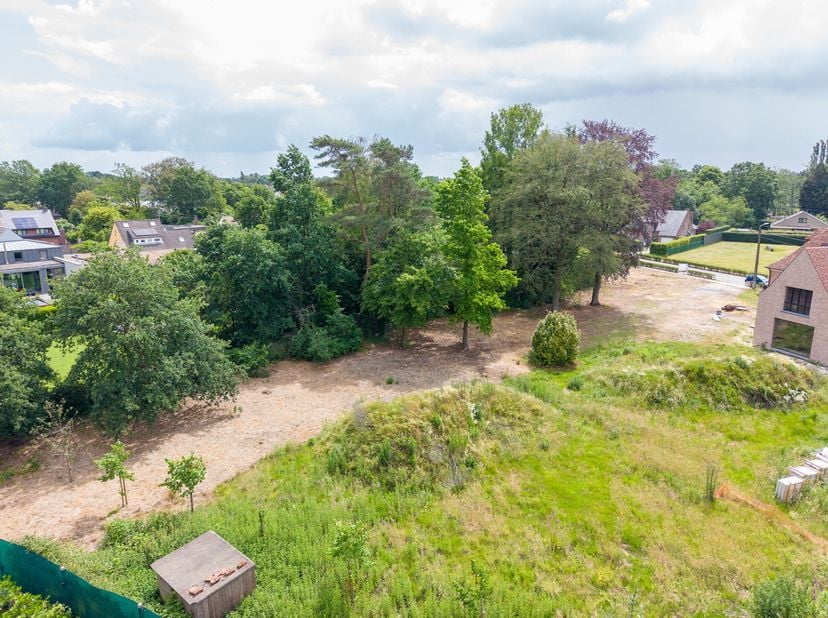 Dit uitstekend georiënteerde perceel vormt de ideale basis voor een eigen thuis in een groene en bruisende omgeving. Dankzij de gunstige stedenbouwkun