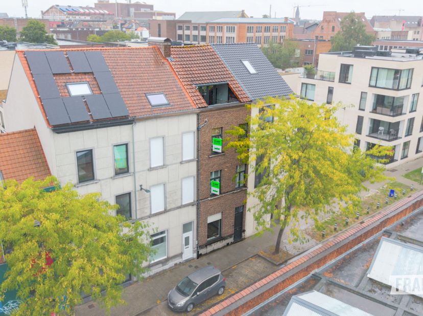 Dit karaktervolle herenhuis aan Nieuwland 56 in Gent combineert authentieke charme met aangenaam wooncomfort en een bijzonder ruime bewoonbare oppervl