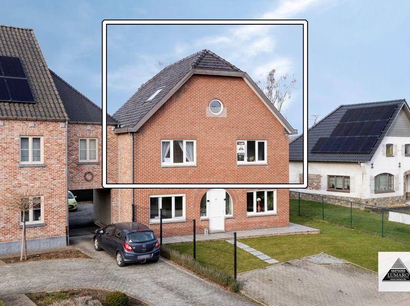 INTERESSANT AANBOD! Dit vernieuwde duplex appartement op de eerste en tweede verdieping maakt deel uit van een gebouw met 2 slechts woongelegenheden.