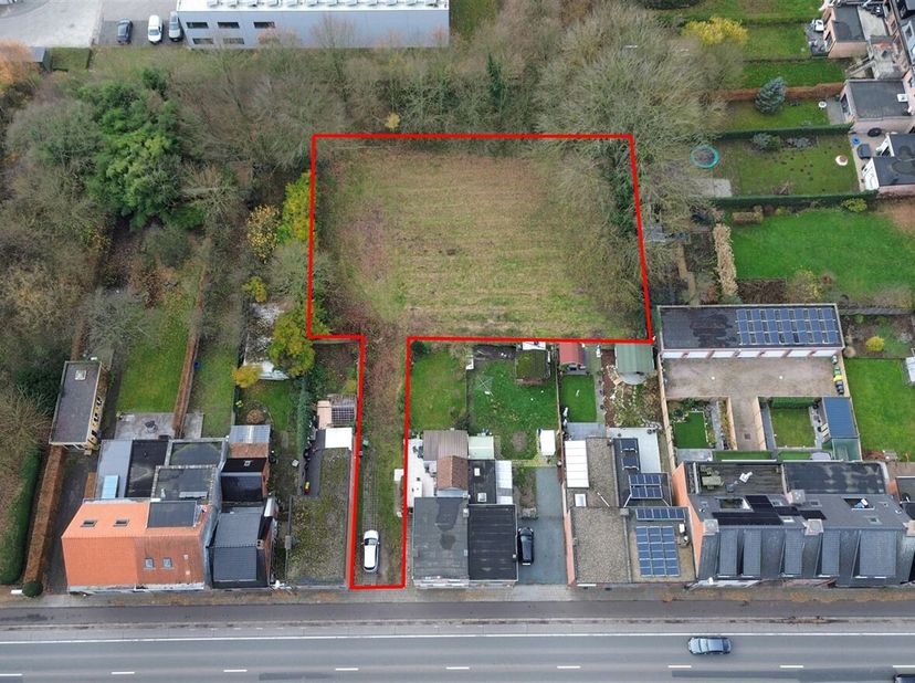 Achterin gelegen ruim perceel grond op ca 1450 m²<br />
Ligging: oprit naar het perceel achter gelegen, invalsweg naar Kapellen centrum en Putte, wink