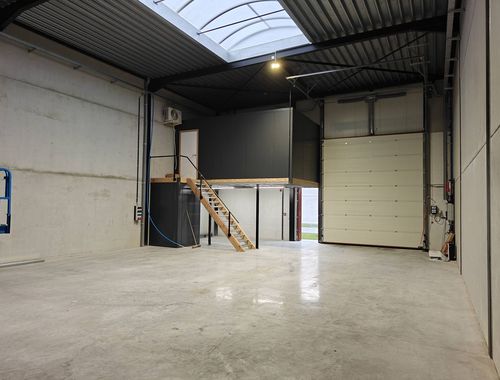                                         Entrepôt à louer à Izegem, € 950
