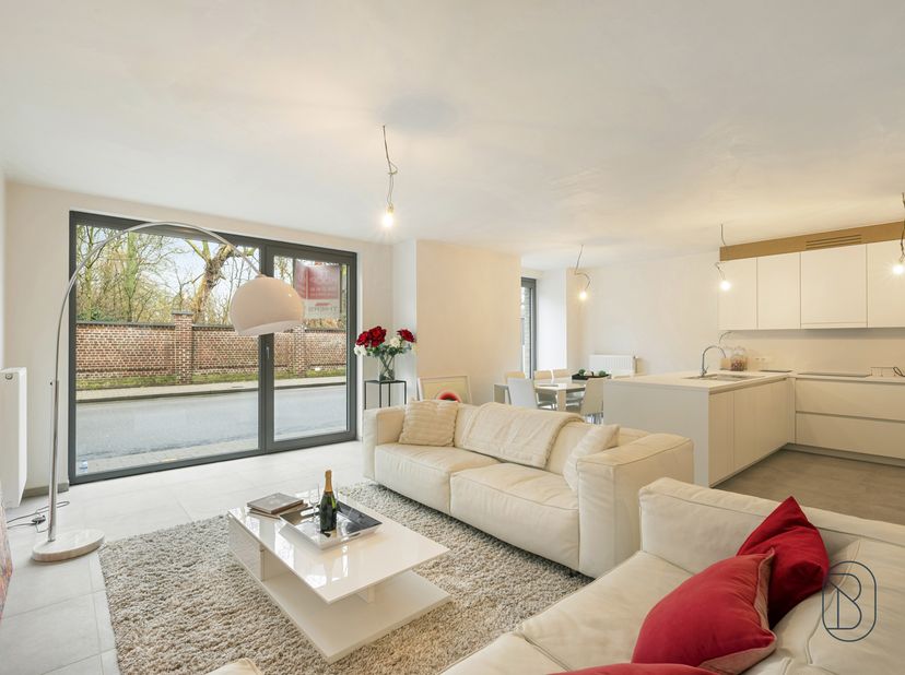 Goed gelegen gelijkvloersappartement met terras en 2 slaapkamers in het centrum van Waregem. Mogelijkheid aankopen aan 6% btw (mits voldoen aan voorwa