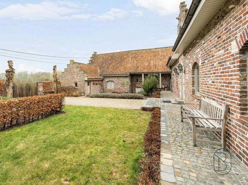 In een rustige en groene omgeving bevindt zich deze veelzijdige villa, ideaal voor grote gezinnen, cohousing, kangoeroewonen of zelfstandigen die wone