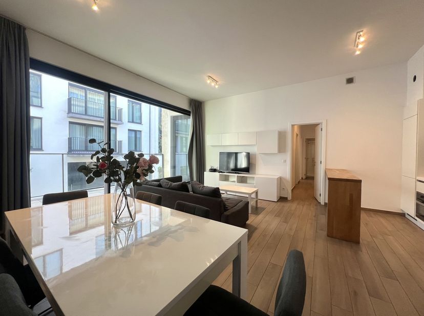 BRUXELLES - Quartier européen, splendide et lumineux APPARTEMENT (2ch/2sdb) meublé de ± 96m², en intérieur d'ilot, il se situe au 1er étage d'un immeu