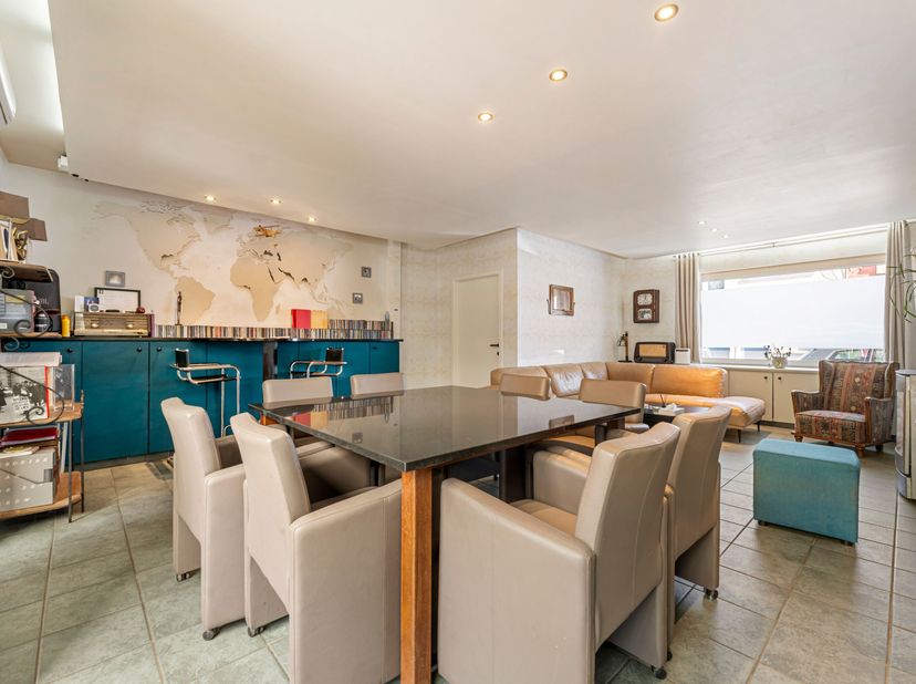Instapklare woning met garage in centrum Wevelgem zoekt nieuwe eigenaars!<br />
Je betreedt de woning via de inkomhal en komt vervolgens in de aangena