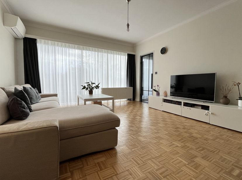 Wandel binnen in dit licht en gezellig te maken appartement. Gezien zijn aangename indeling treft u vooraan de woonkamer op parket, de gesloten geïnst