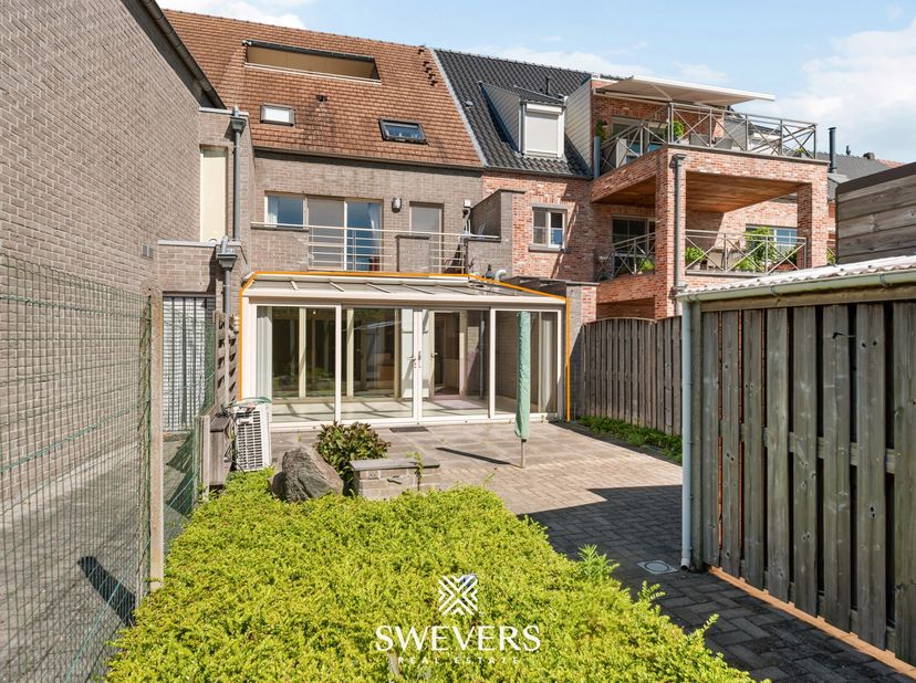 Voor meer info en fotos, surf naar www.swevers.be  In een rustige straat in Bree vindt u dit instapklare gelijkvloerse appartement met 112 m² bewoonba