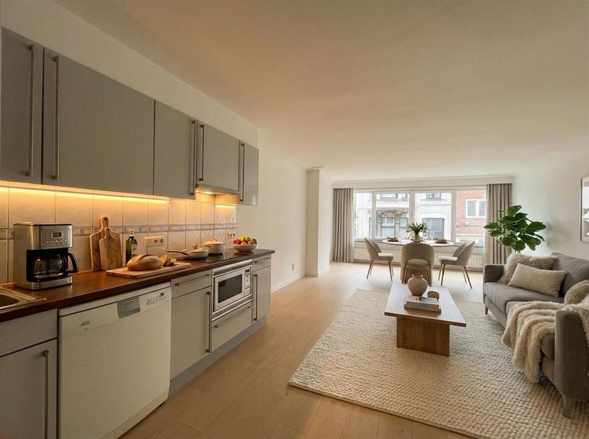 Situation : L'appartement est très bien situé à Deurne, dans un endroit privilégié juste à côté de Turnhoutsebaan. Il se trouve à quelques pas du magn