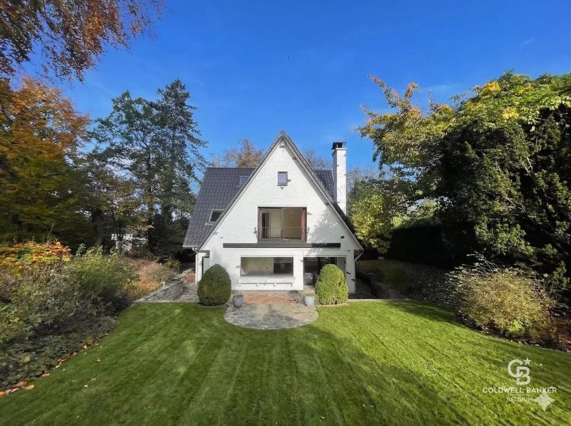 Sur un terrain de plus de 8 ares orienté plein sud, cette magnifique villa de ± 300 m² (donnée PEB) est située sur lAvenue du Prince dOrange, une des