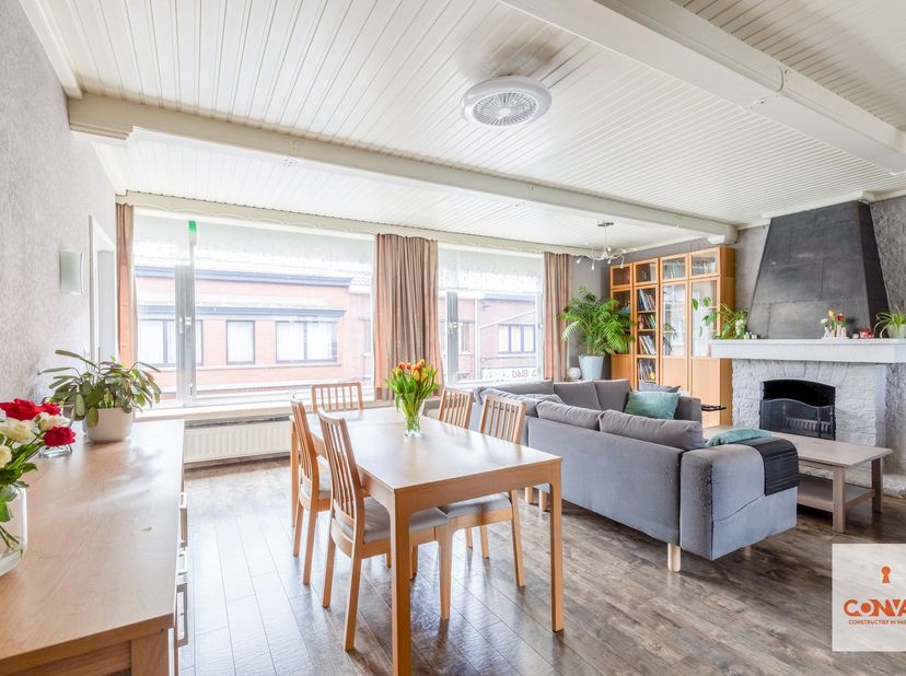 Deze&amp;nbsp;interessante opbrengsteigendom&amp;nbsp;omvat twee ruime appartementen op een leuke, centrale locatie te Gentbrugge.<br />
<br />
Via de inkomha