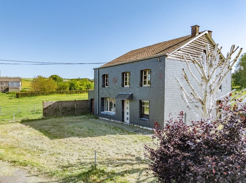 Makelaarskantoor ERA B-LUX presenteert u deze vrijstaande woning in het rustige dorpje Bellefontaine, in de gemeente Bièvre. De woning staat op een pe