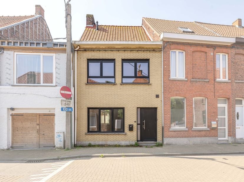 Vraagprijs: 249.000 EUR<br />
<br />
✨ Bent u op zoek naar een instapklare woning met een moderne, hedendaagse uitstraling? Dan is deze prachtig geren