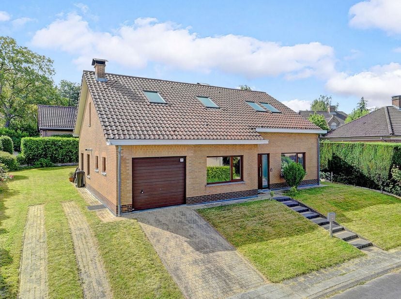 À vendre : maison entièrement rénovée à Tervuren, située dans un quartier résidentiel très calme avec un jardin orienté plein sud. Cette propriété de