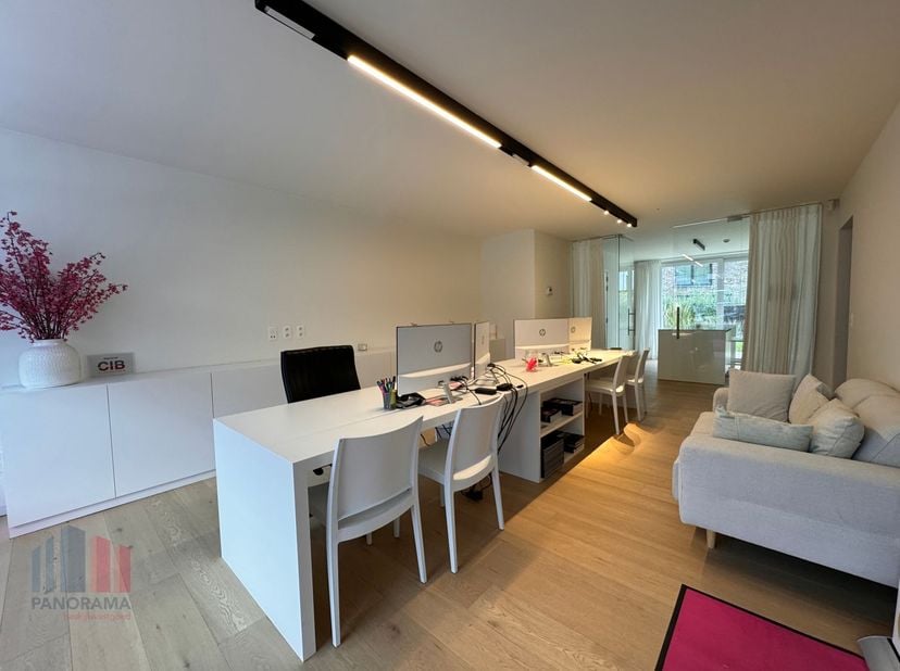 Fantastisch gelegen nieuwbouw kantoorruimte met een oppervlakte van 98 m² vlakbij de Grote Markt en het station van Roeselare.<br />
<br />
Het kantoo