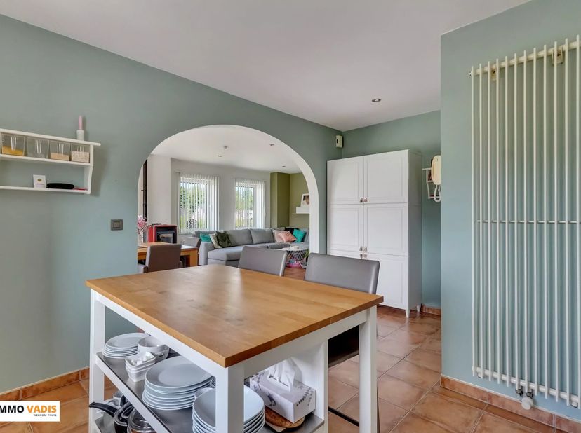 Gelegen in een kleinschalige residentie vinden we dit comfortabel appartement terug met een praktische indeling.<br />
Het appartement beschikt over e