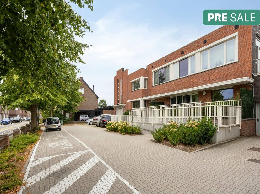 Indeling als volgt:<br />
Eerste verdieping:<br />
- Inkomhal op tegelvloer met voldoende ruimte voor een vestiaire kast.<br />
- Badkamer met dubbele