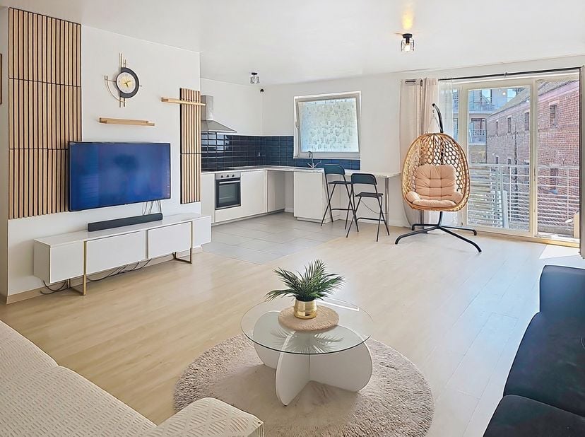 Place Saint-Denis. Prachtig appartement van circa 95 m².<br />
Het appartement bestaat uit een hal, een woonkamer met toegang tot een heerlijk terras