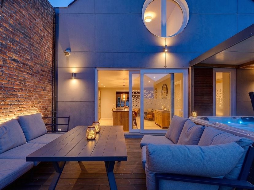 Élégance, volumes et luminosité définissent parfaitement ce splendide appartement duplex, entièrement rénové en 2020, niché au 1er étage d’un petit im