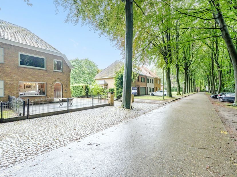 Rustig wonen in het groen — op een van de meest residentiële liggingen van Sint-Kruis. Deze halfopen woning is gelegen in de geliefde Beukenlaan, omge