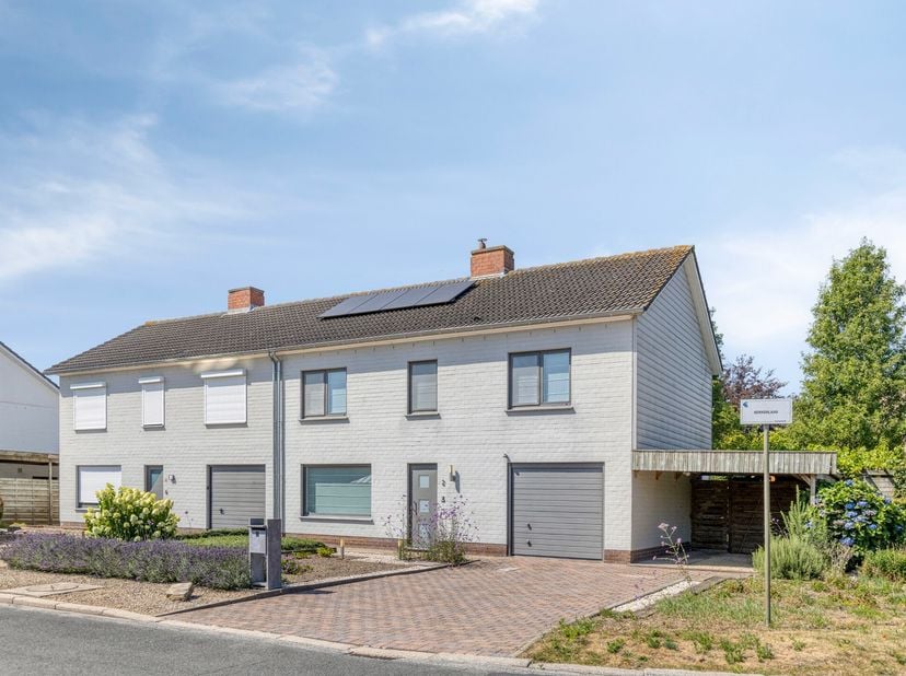 Bent u op zoek naar een woning waar ruimte, comfort en een verzorgde afwerking samenkomen? Dan is deze extreem verzorgde gezinswoning beslist een bezo