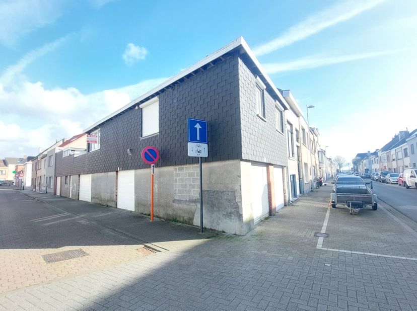 Dit opbrengstgebouw is centraal gelegen te Bredene sas, direct nabij winkels en openbaar vervoer<br />
met een totale grond oppervlakte van 81m²&amp;nbsp;