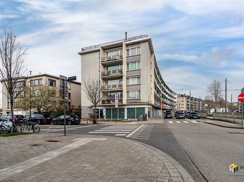 Spacieux appartement d'angle (117 m²) avec 3 chambres, garage box et 3 terrasses à Deurne.<br />
Vivre entre le Boekenberg Park et le Te Boelaer Park