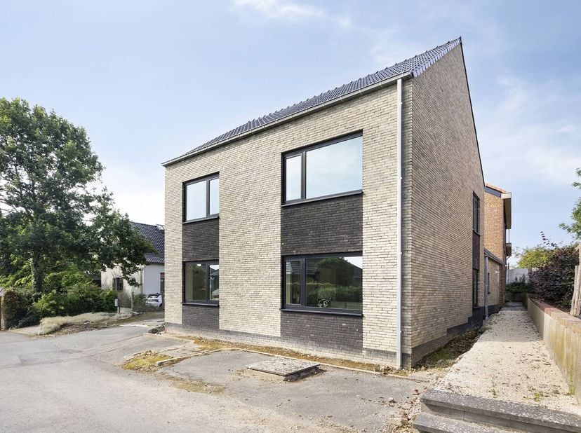 Cette belle maison récemment rénovée est à vendre dans la pittoresque ville de Mater. Les propriétaires ont déjà effectué les gros travaux de rénovati