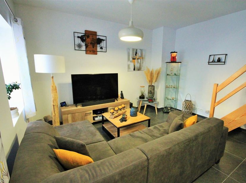 Appartement de type duplex dune superficie de 82 m², situé dans une chouette copropriété, avec ascenseur, dans le village de Pry. <br />
Celui-ci disp