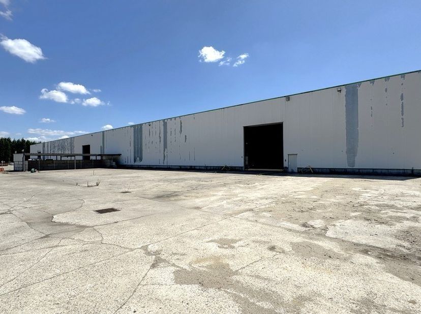 7500m² magazijn met 1ha of 10.000m² verharde buitenopslag (uitbreidbaar tot 30.000m² buitenopslag)<br />
Ligging: in het hartje van de Rupelstreek en
